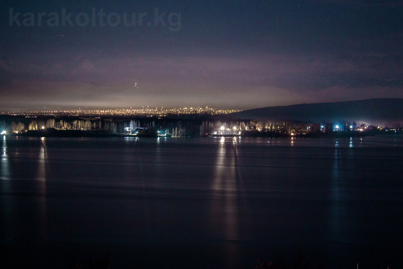 Вид на ночной Иссык-Куль, г. Каракол, горнолыжная база Каракол