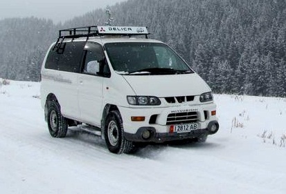Услуги такси на горнолыжную базу Каракол на авто Mitsubishi Delica 7 мест.